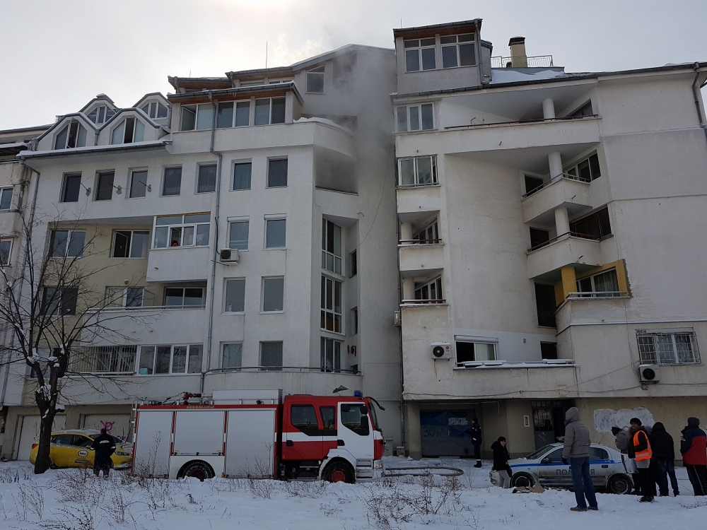 Първи СНИМКИ от пожара на „Ломско шосе”