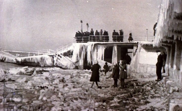 Нереално! Да се разходиш по вълните под замръзналия мост (СНИМКА)