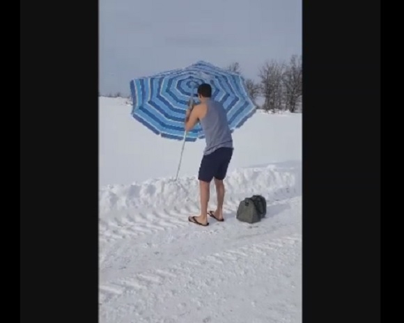 Релакс при -16: На плаж в снега в Банкя (ВИДЕО)