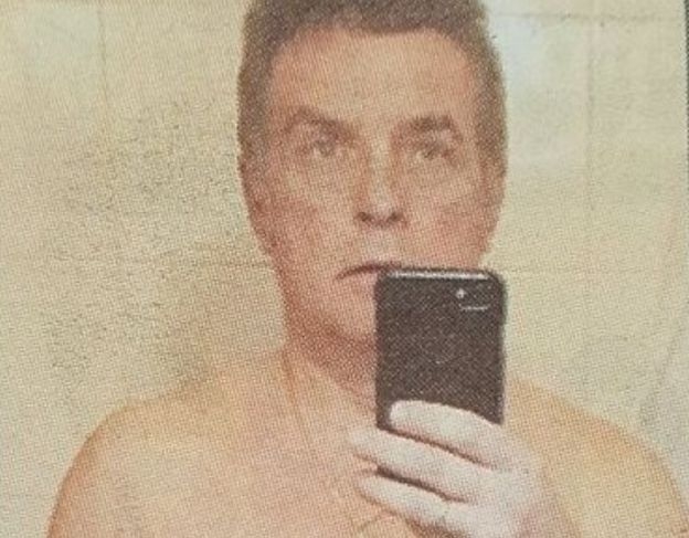 Директорът ексхибиционист сам качил снимките си в сайта на школото 
