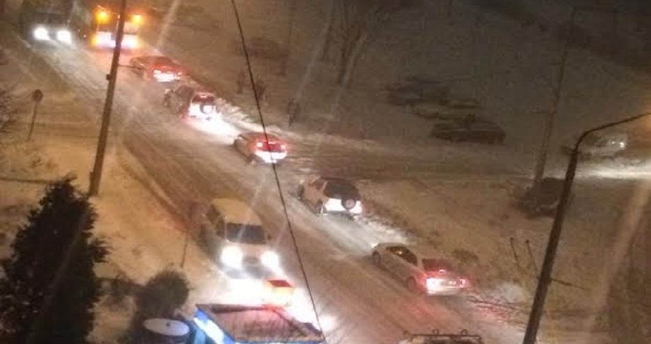 Пълен ужас във Варна! Автобусите буксуват, не могат да изкачат една от улиците! (СНИМКИ)