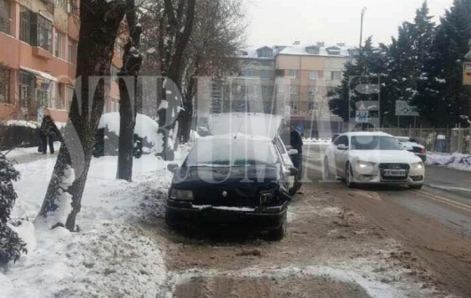 Шофьор се размаза в дърво пред полицейско управление (СНИМКИ)