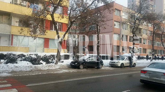 Шофьор се размаза в дърво пред полицейско управление (СНИМКИ)