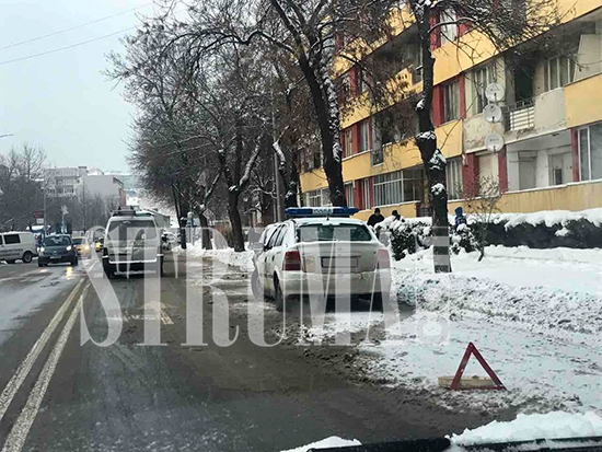 Шофьор се размаза в дърво пред полицейско управление (СНИМКИ)