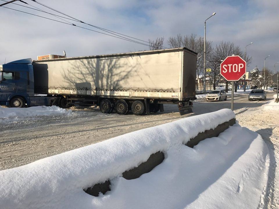 Снежен ад! ТИР затапи възлов булевард във Враца (СНИМКИ)