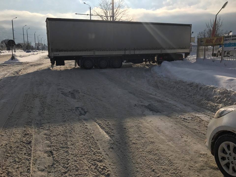 Снежен ад! ТИР затапи възлов булевард във Враца (СНИМКИ)