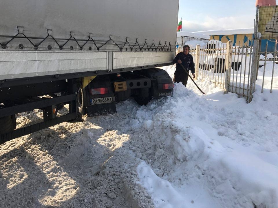 Снежен ад! ТИР затапи възлов булевард във Враца (СНИМКИ)