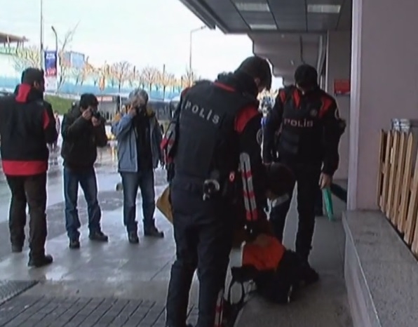 Първо в БЛИЦ! Шокиращи ВИДЕА и СНИМКИ показаха тежко въоръжената обсада на истанбулското метро!