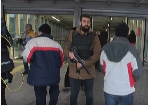 Първо в БЛИЦ! Шокиращи ВИДЕА и СНИМКИ показаха тежко въоръжената обсада на истанбулското метро!