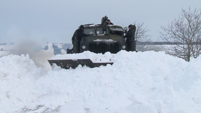 Военни с 60-годишен булдозер пробиват снега на Североизток (ВИДЕО)