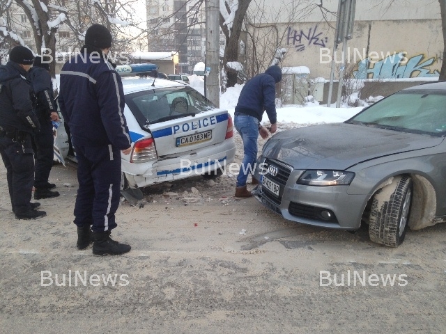 Куриоз във Враца: Полицай с мощно „Ауди“ се натресе в патрулка (СНИМКИ)