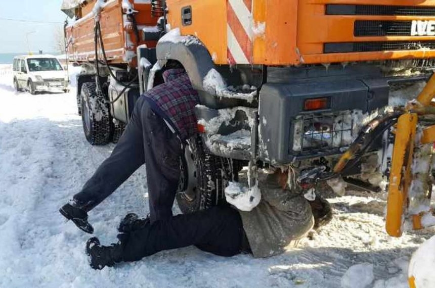 И техниката не издържа: Снегорин закъса в Бургас, откъсна от света цял квартал (СНИМКИ) 