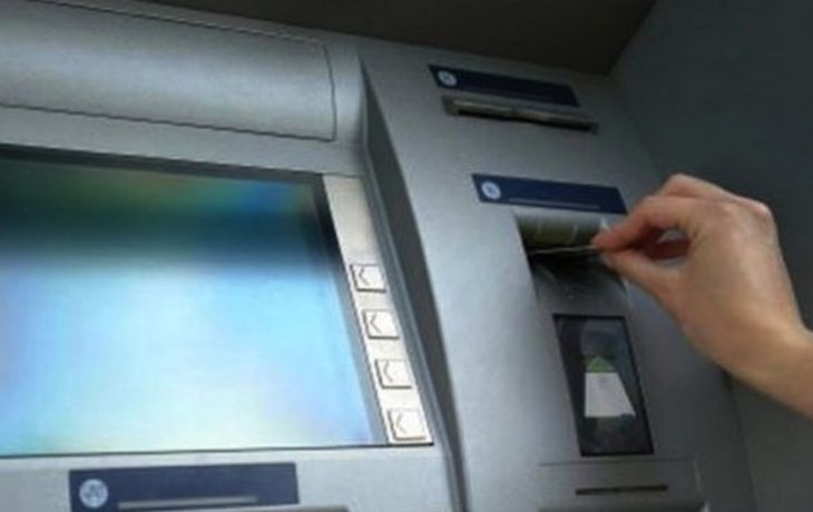 В Нови пазар: Бедняк удари джакпота с дебитна карта от боклука, но радостта му не трая дълго 