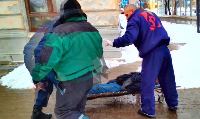 4 часа по-късно: Изнесоха мъртвия мъж от пловдивската гара, клошарите не го познават (СНИМКИ/ВИДЕО 18+)