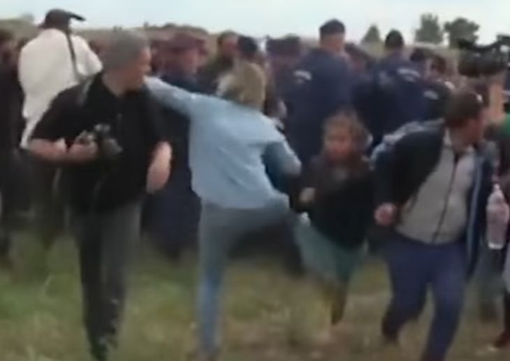 Две години по-късно: Съд наказа със затвор унгарската операторка, препънала мигранти (ВИДЕО)