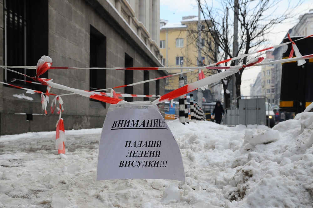 Фоторепортаж в БЛИЦ! Пожарникари спасиха живота на столичани на пъпа на София!  