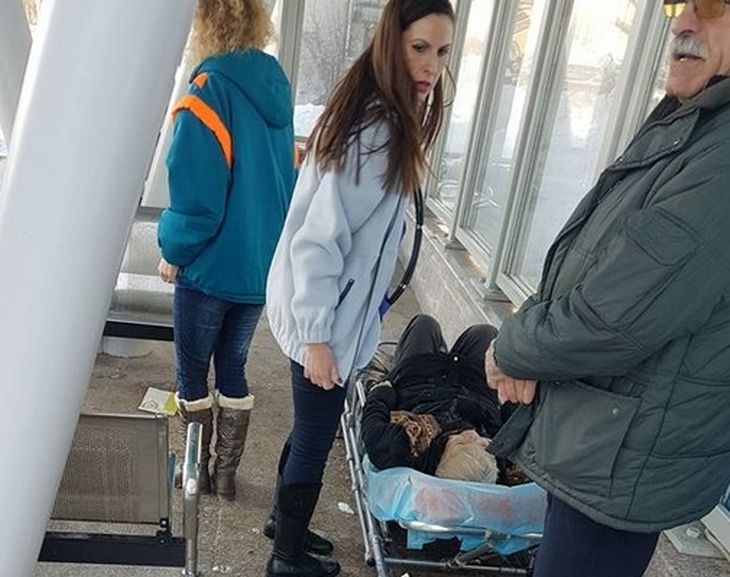 Грозно! Пенсионерка се потроши на спирка в Бургас, а зяпачи снимат агонията ѝ (ВИДЕО)