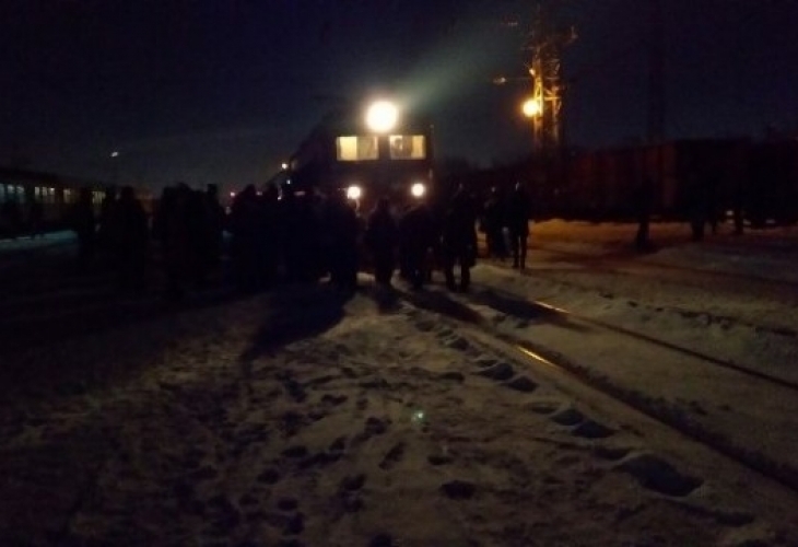 БДЖ с шокираща позиция: Пътниците, блокирали експресен влак на гара Илиянци, са действали почти като терористи!