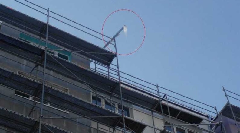 Внимание! Ледени убийци дебнат над главите над бургазлии (СНИМКИ)