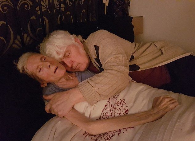 Семейство показа СНИМКИ на болна от МС майка в последните ѝ дни на „мъчение”