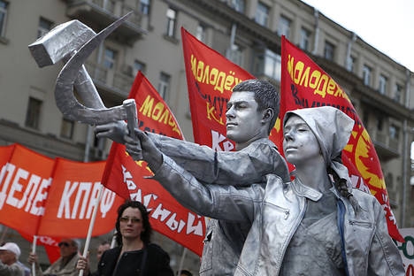 Сърп и чук: митичната емблема на страната на Съветите