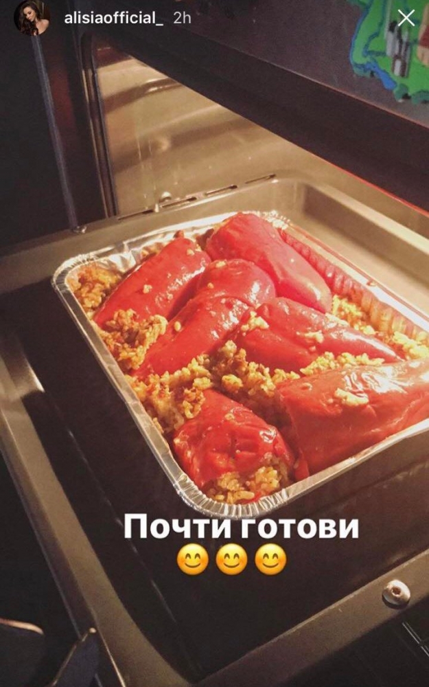 Докато колежките й пътуват, Алисия готви чушки! Познайте обаче къде отива съвсем скоро (СНИМКИ)