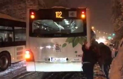 Малко сняг и проблемите отново започнаха! Автобус на градския транспорт в София закъса, доброволци го бутат (СНИМКИ/ВИДЕО)