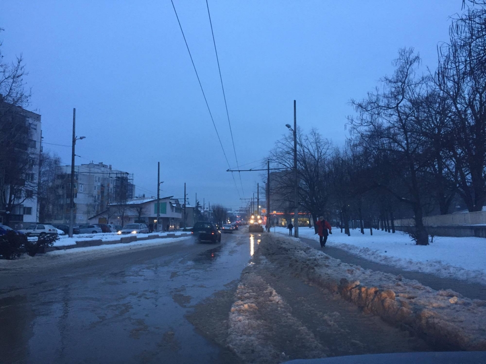 Авария превърна казанлъшки булевард в ледена река (ВИДЕО)