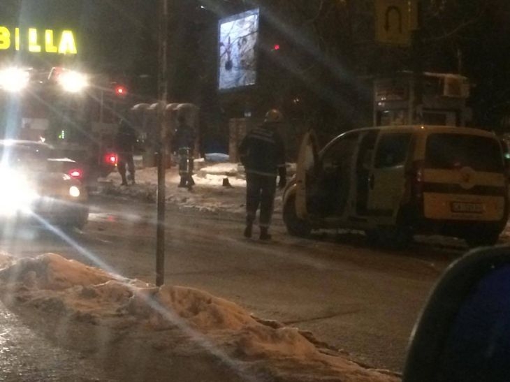 Сигнал до БЛИЦ: Такси избухна в пламъци край хотел "Плиска" в София! (СНИМКИ)