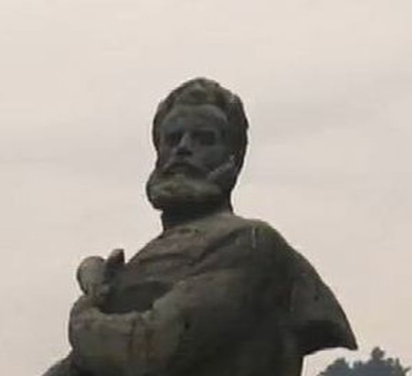 Срамота! Паметникът на Христо Ботев във Враца се руши