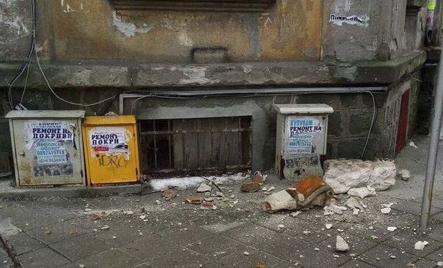 Кошмар! Парче бетон се срути от фасадата на стара сграда на пъпа на Бургас (СНИМКИ)