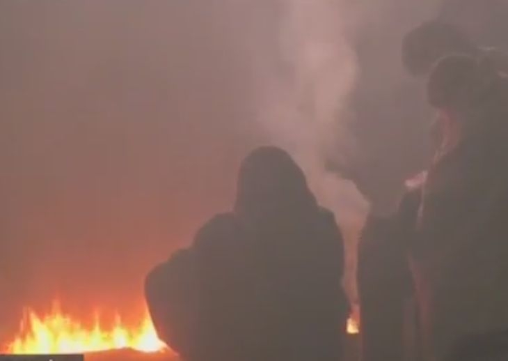 Централната гара в Белград е превзета от гладни мигранти - палят огньове с каквото намерят! (ВИДЕО)