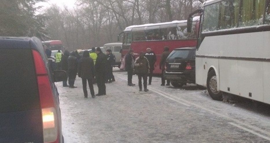 Първи СНИМКИ от смъртоносния удар на кола в автобус, пълен с деца, във Варненско