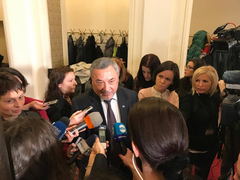 Валери Симеонов сърдито обясни защо са си тръгнали от клетвата на Радев