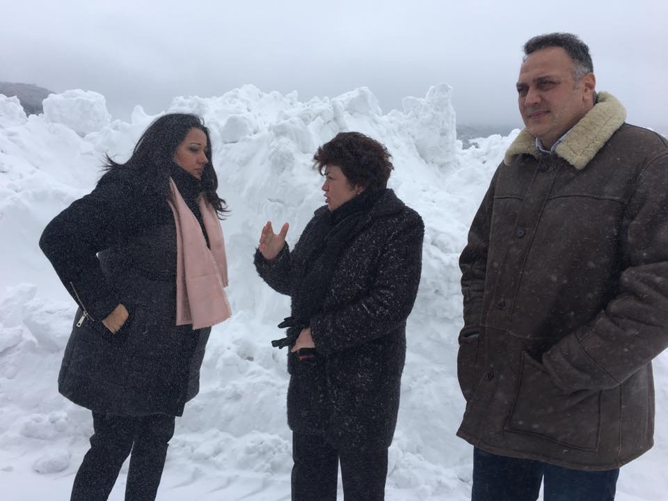 На терен! Павлова отиде да види с очите си как се справят хората с бедствието в Долни Чифлик (СНИМКИ)