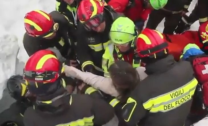 Драматични кадри! Вижте как спасители извадиха жена и дете от снежния капан в „Ригопиано” (ВИДЕО)