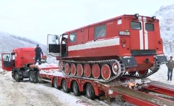 Евакуираха тежко болен старец с верижна машина