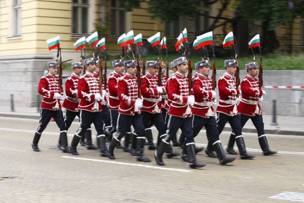 Кой ще пази Радев, има глад за гвардейци