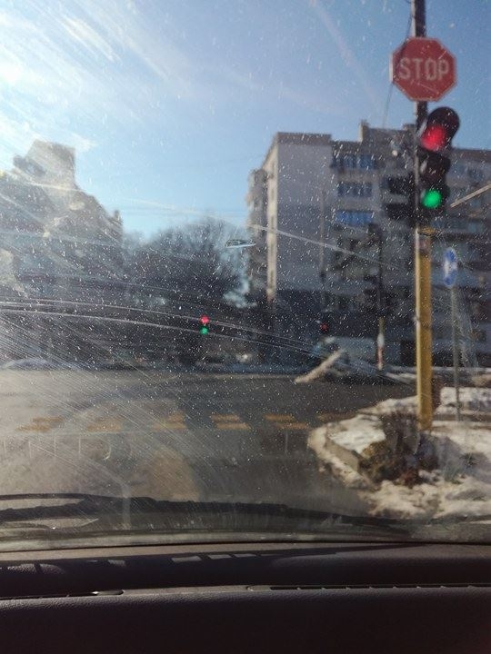 Опасен светофар обърква движението във Варна! Ето къде се намира (СНИМКА)