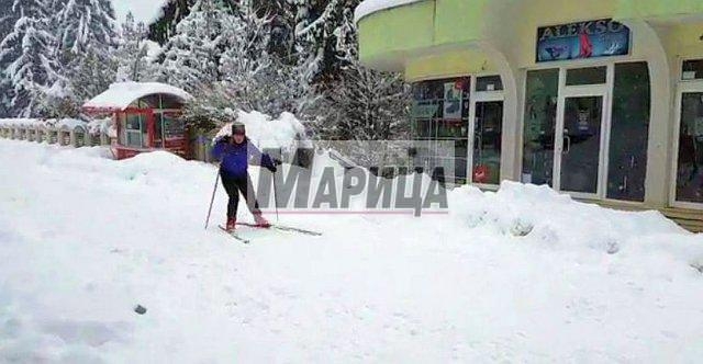 Търговка пътува със ски до магазините си в Смолян (СНИМКА)