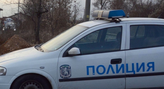 Поредно безумие! Баба от Ловеч метна над 19 бона през терасата за "полицейска операция"