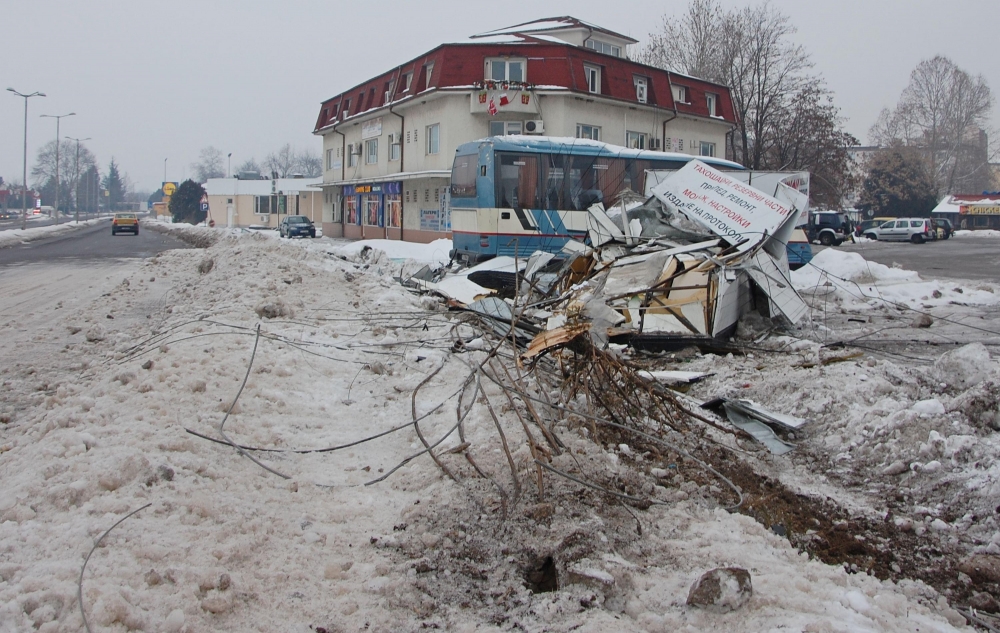 Пиян тираджия не успя да завие, помете офис, стълб и няколко коли (СНИМКИ)
