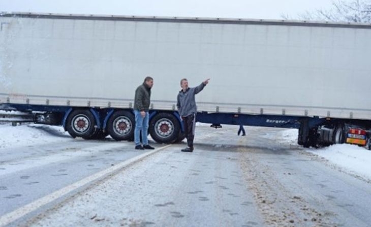 Инкасо автомобил с голяма сума се размаза в ТИР във Врачанско, 2 часа полиция пази парите