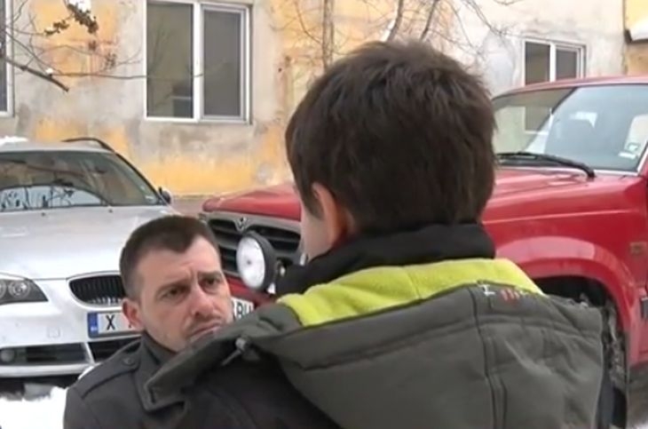 Учител по физическо изгони третокласник на студа 