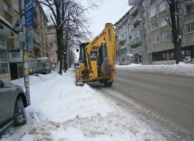 Багер потроши лек автомобил в Габрово (СНИМКИ)