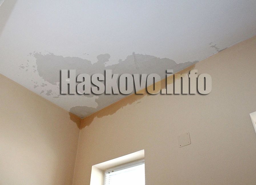 В хасковската болница протече, снегът кърти тухли от фасадата (СНИМКИ)