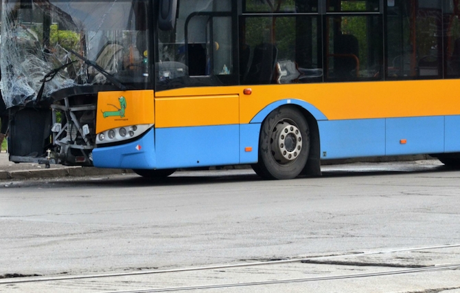 Сигнал до БЛИЦ! Автобус и тролей катастрофираха на 4-ти километър в София