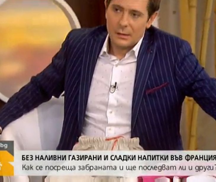 Цирк! Виктор Николаев мери розови гащи, Цолова: "Ммм.. иска ти се да го помиришеш и после да го изядеш, наистина" (СНИМКИ)