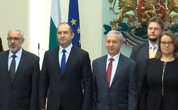 Тази готина, синеока, руса мацка ли ще бъде говорител на служебния кабинет "Герджиков"? (СНИМКИ)