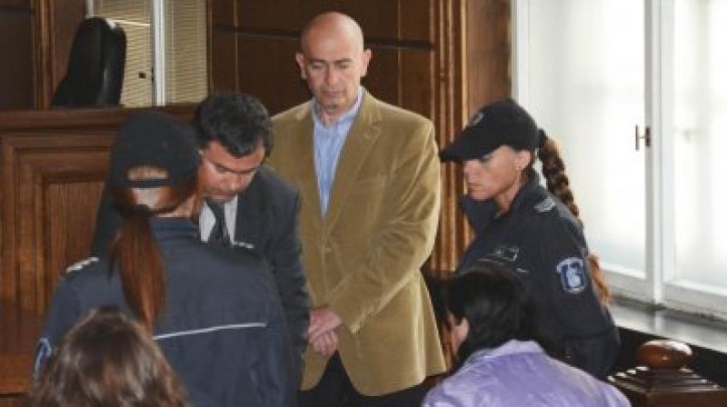 Издирват мистериозна колежка на акушерката, пребила бебе